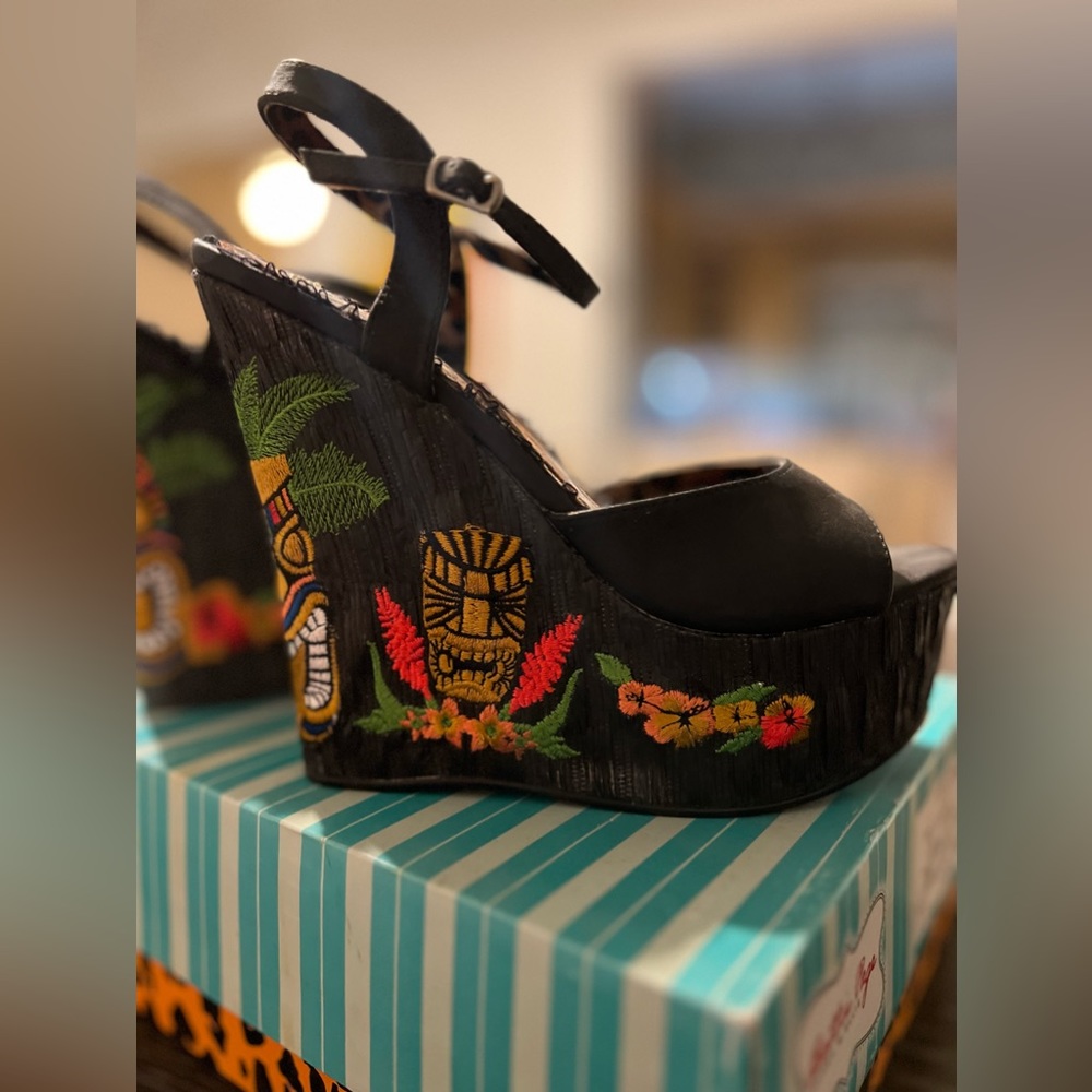 Keke Tiki Wedges by Bettie Page - Picture 2 of 7